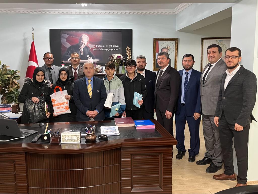 İLDE DERECEYE GİREN HAFIZLARIMIZA HEDİYELERİNİ KAYMAKAMIMIZ VERDİ
