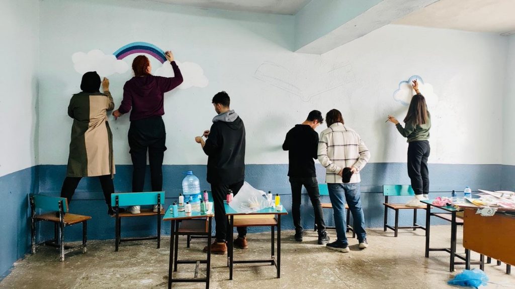 ÜNİVERSİTE ÖĞRENCİLERİ KÖY OKULUNU BOYADILAR