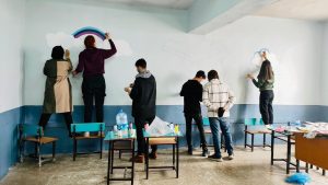 ÜNİVERSİTE ÖĞRENCİLERİ KÖY OKULUNU BOYADILAR