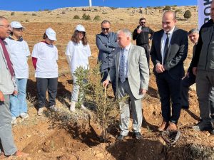 KAYMAKAMIMIZ KEMAL DURU GÜRİŞ’TE FİDAN DİKME ŞENLİĞİNE KATILDI