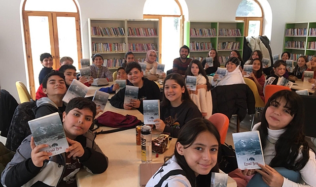 GENÇ KAŞİFLER KİTAP KLÜBÜ HALK KÜTÜPHANENESİNDE ANALİZ YAPTI