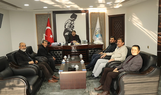 UMREDEN DÖNEN CAMİ İMAM HATİPLERİNDEN BELEDİYE BAŞKANIMIZ NİHAT SARI’YA İADE-İ ZİYARET