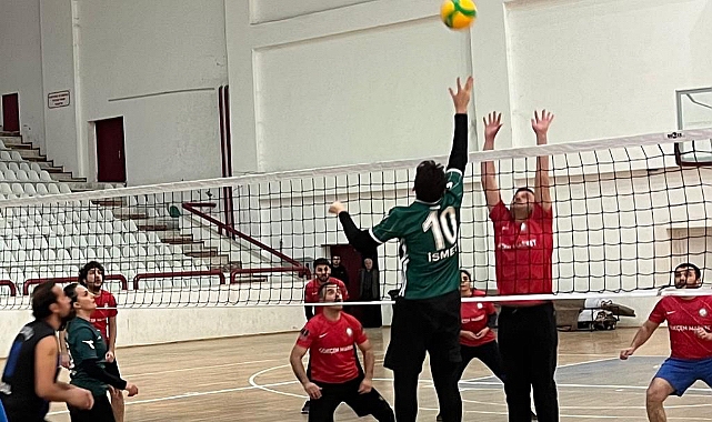 İLÇELER ARASI VOLEYBOL DOSTLUK TURNUVASI MÜSABAKALARINI İLÇE KAYMAKAMLARI BİRLİKTE İZLEDİ