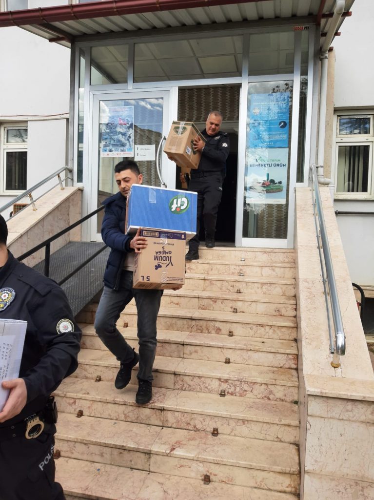 Dinar Emniyet Müdürlüğünden Depremzedelere Yardım Kolileri Yola çıktı 4 19230449011675876679