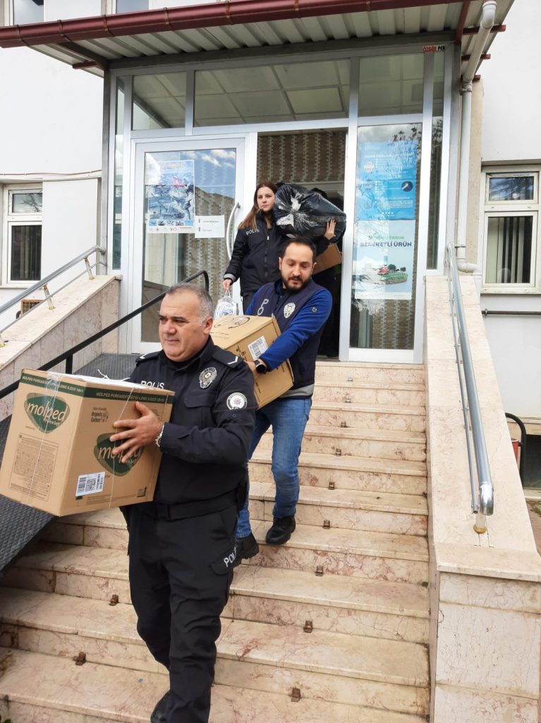 Dinar Emniyet Müdürlüğünden Depremzedelere Yardım Kolileri Yola çıktı 2 IMG 20230208 WA0043