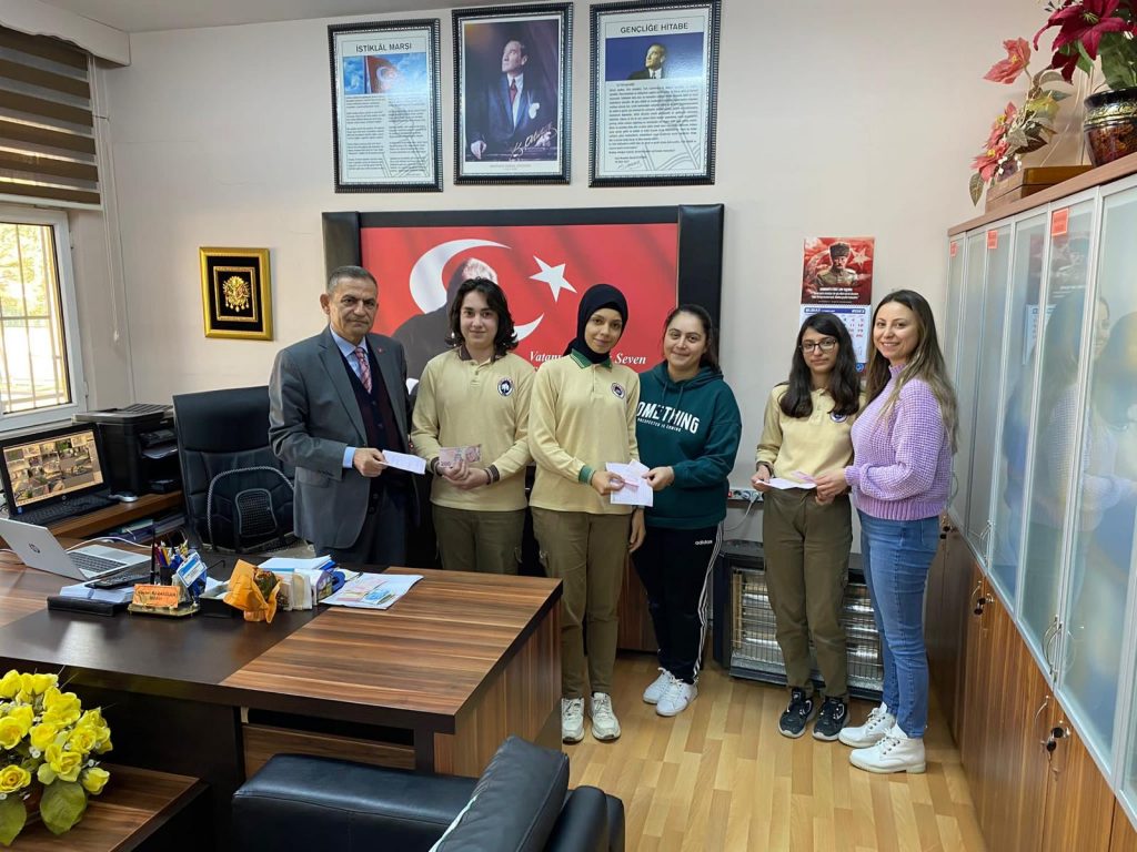 Öğrencilerden Başkan Sarı’ya Teşek