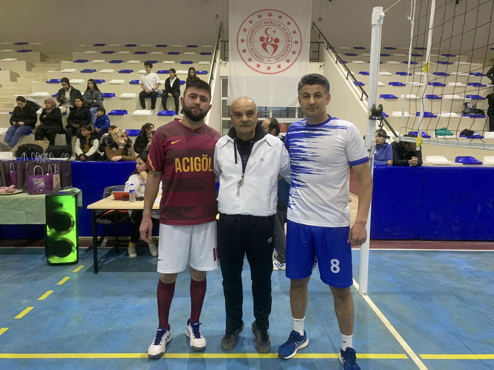 KAYMAKAM DURU İLÇELER ARASI VOLEYBOL DOSTLUK TURNUVASI FİNAL MÜSABAKASINI BAŞMAKÇI’DA İZLEDİ 2 Kaymakam 1 2