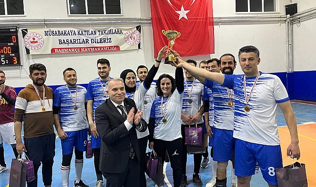 KAYMAKAM DURU İLÇELER ARASI VOLEYBOL DOSTLUK TURNUVASI FİNAL MÜSABAKASINI BAŞMAKÇI’DA İZLEDİ 1 Kaymakam 2 2