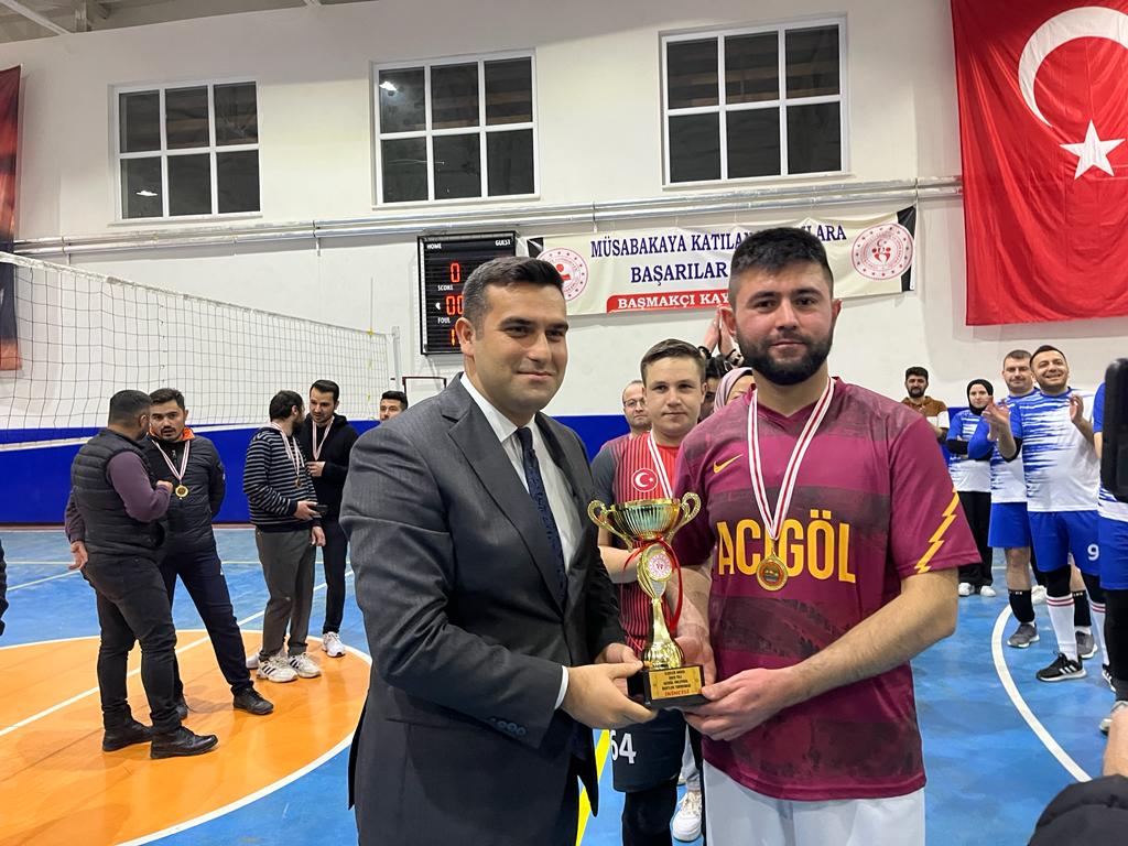 KAYMAKAM DURU İLÇELER ARASI VOLEYBOL DOSTLUK TURNUVASI FİNAL MÜSABAKASINI BAŞMAKÇI’DA İZLEDİ 3 Kaymakam 3 2
