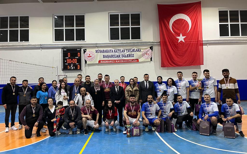 KAYMAKAM DURU İLÇELER ARASI VOLEYBOL DOSTLUK TURNUVASI FİNAL MÜSABAKASINI BAŞMAKÇI’DA İZLEDİ 4 Kaymakam 5