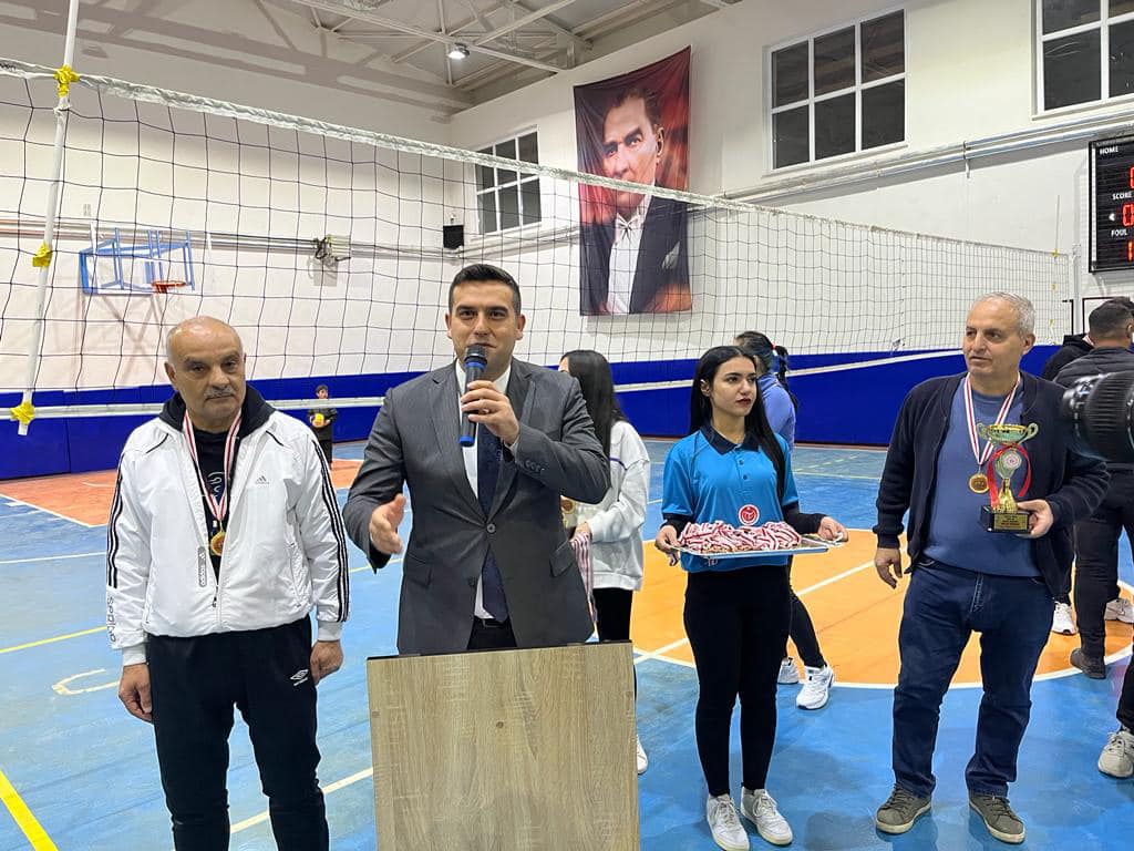 KAYMAKAM DURU İLÇELER ARASI VOLEYBOL DOSTLUK TURNUVASI FİNAL MÜSABAKASINI BAŞMAKÇI’DA İZLEDİ 5 Kaymakam 6