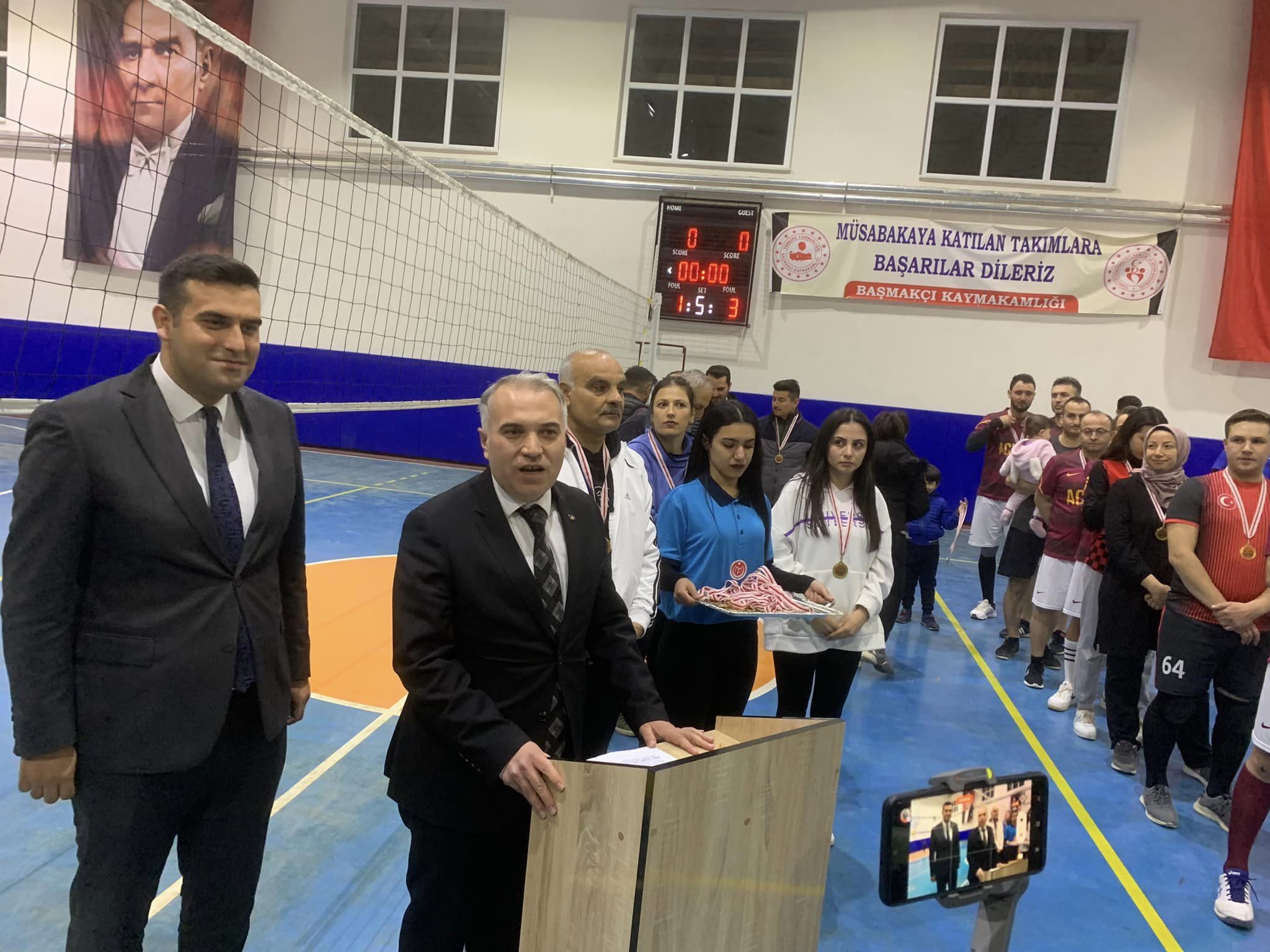 KAYMAKAM DURU İLÇELER ARASI VOLEYBOL DOSTLUK TURNUVASI FİNAL MÜSABAKASINI BAŞMAKÇI’DA İZLEDİ 6 Kaymakam 7