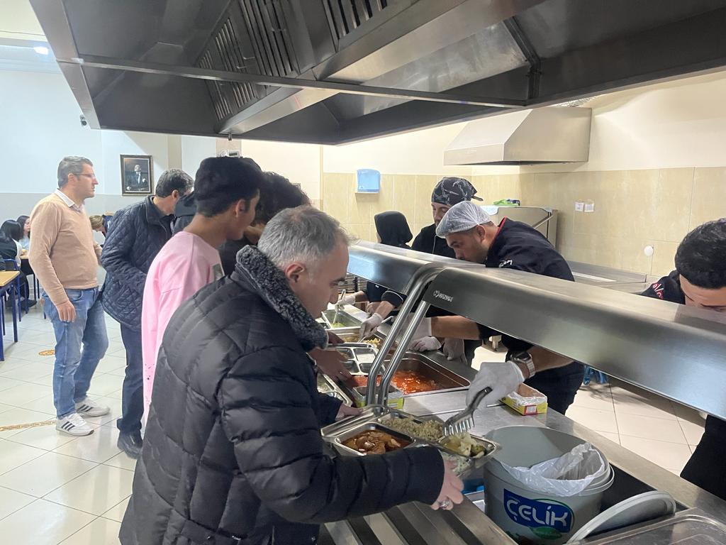 KAYMAKAM DURU İFTARDA FEN LİSESİ ÖĞRENCİLERİYLE BİR ARAYA GELDİ