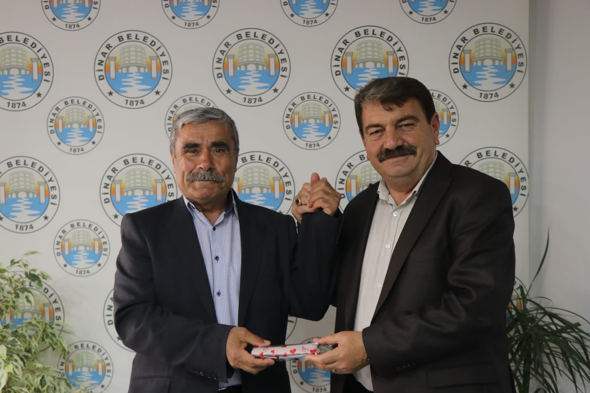 13779682501683131360