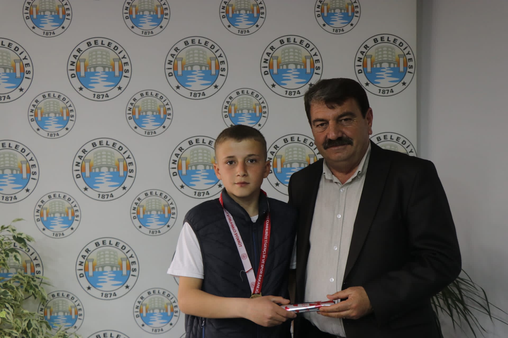 13797741761683131363