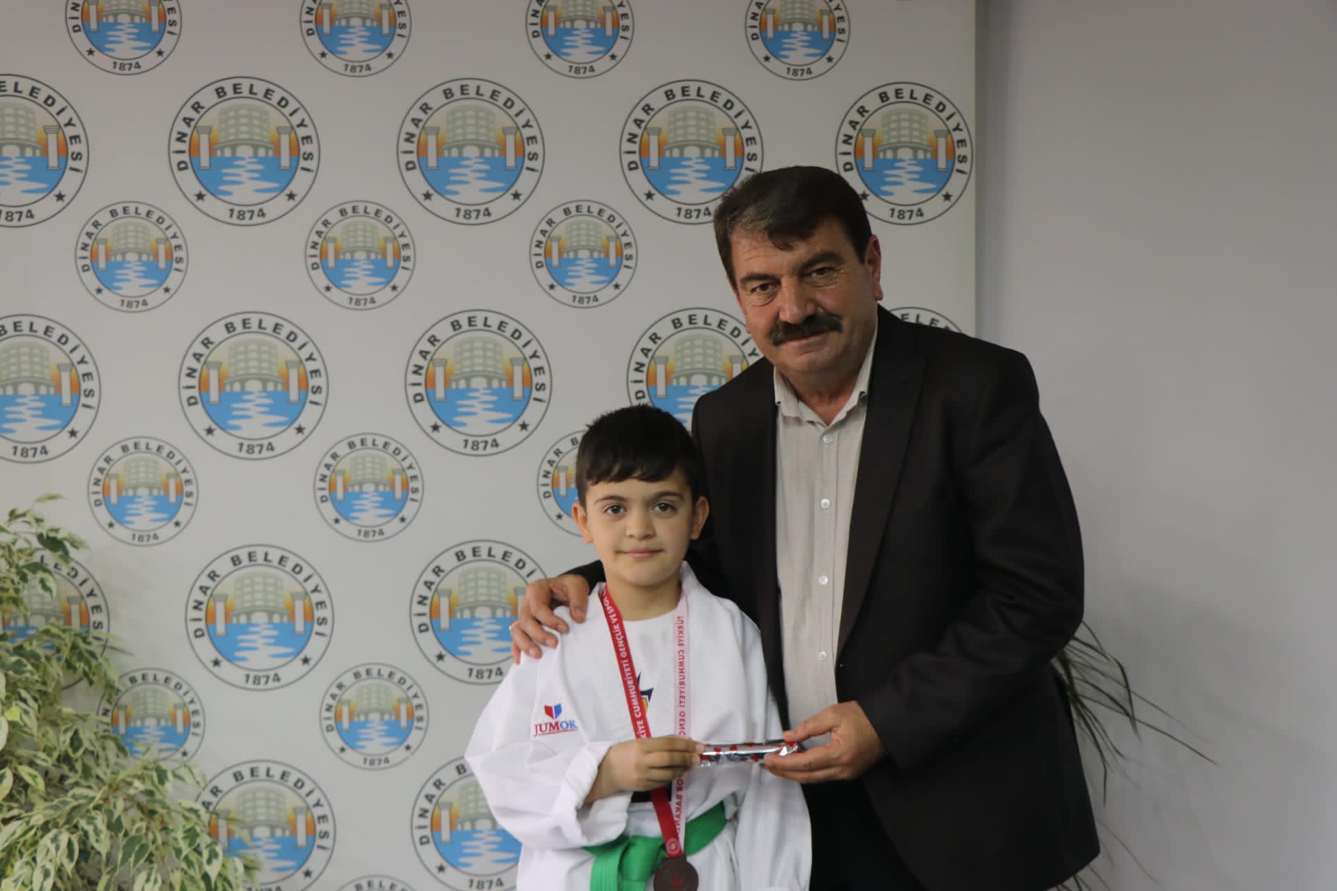 19525294981683131365