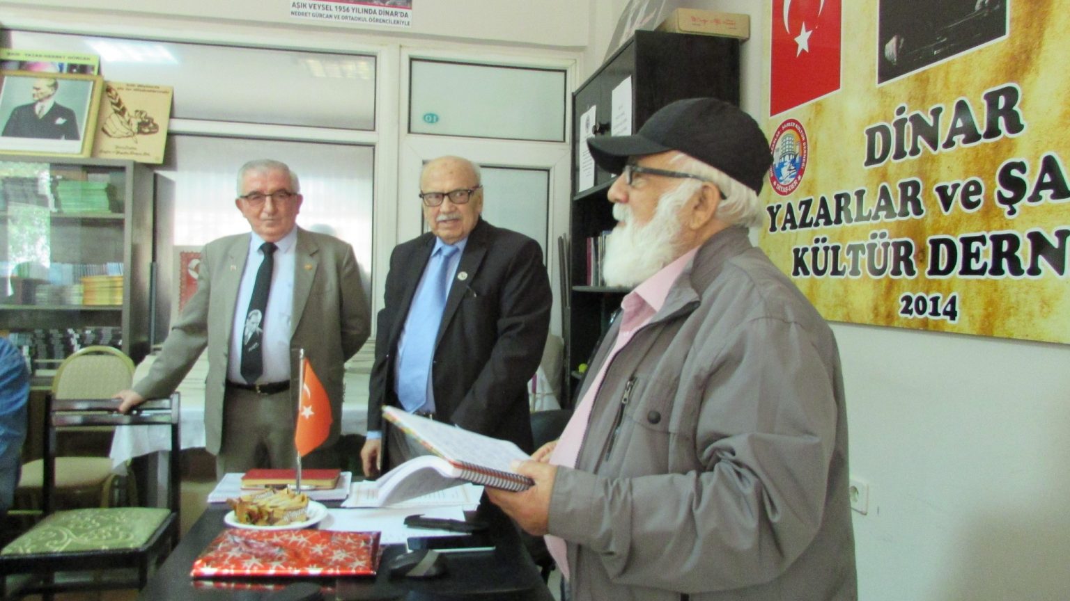 DİNAR YAZARLAR ŞAİRLER KÜLTÜR DERNEĞİNDEN  AYHAN KALKAN’A ONUR PROĞRAMI YAPILDI