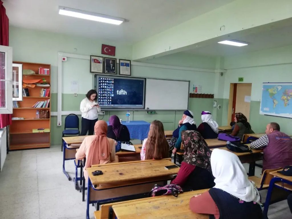 GÖÇERLİ’DE SAĞLIKLI YAŞAM VE MADDE BAĞIMLILIĞI SEMİNERİ VERİLDİ 1 347113273 752864403200889 647581054013162641 n 1024x768 1