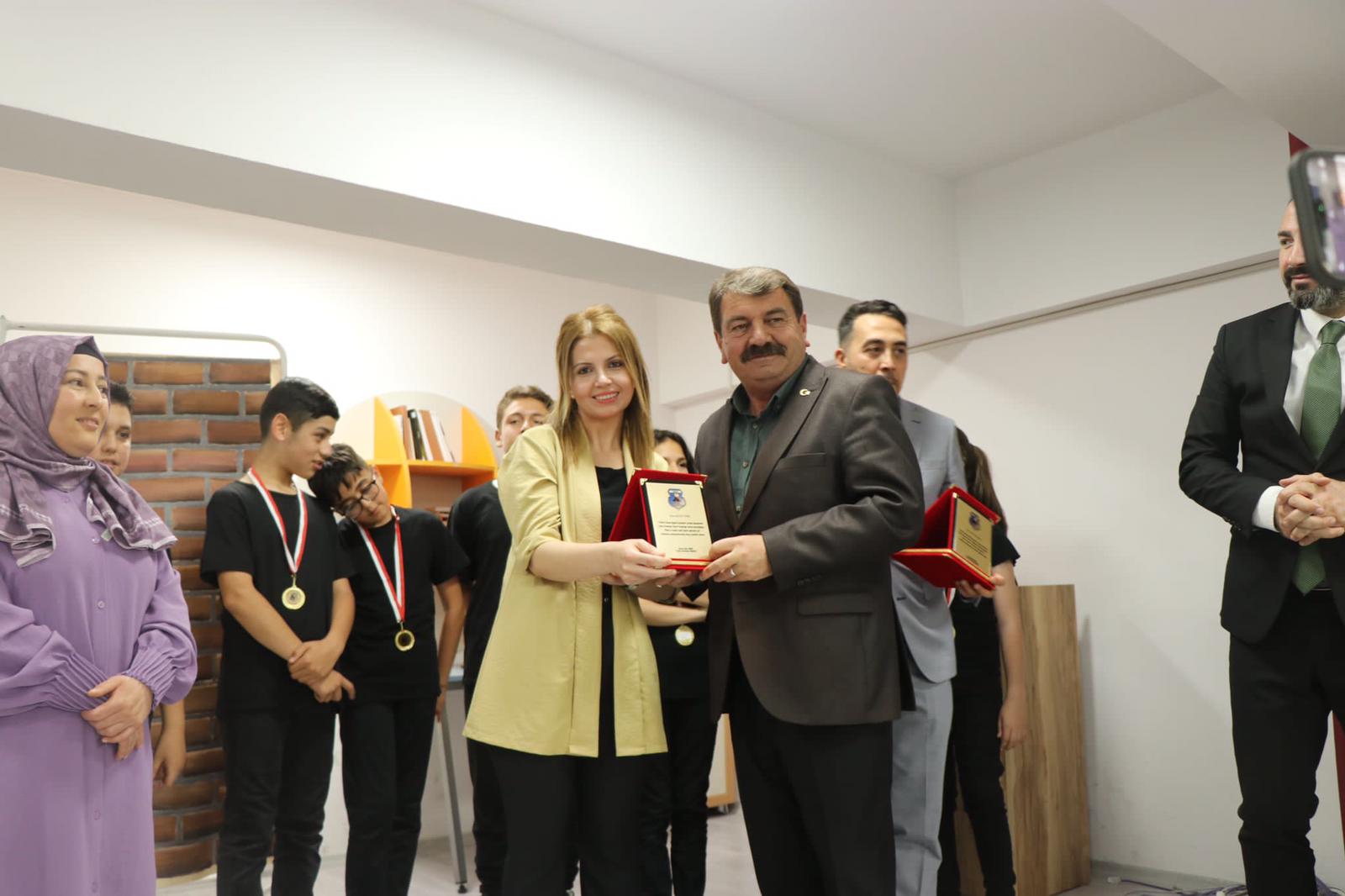 Ögrencilerimizle Bilim ve İnsan Konulu tiyatroyu izledik 6 15549030751686078724