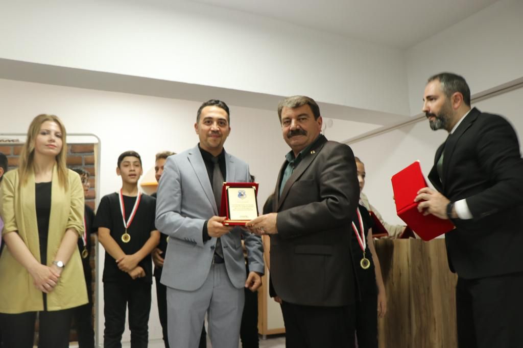 Ögrencilerimizle Bilim ve İnsan Konulu tiyatroyu izledik 8 1898018801686078720