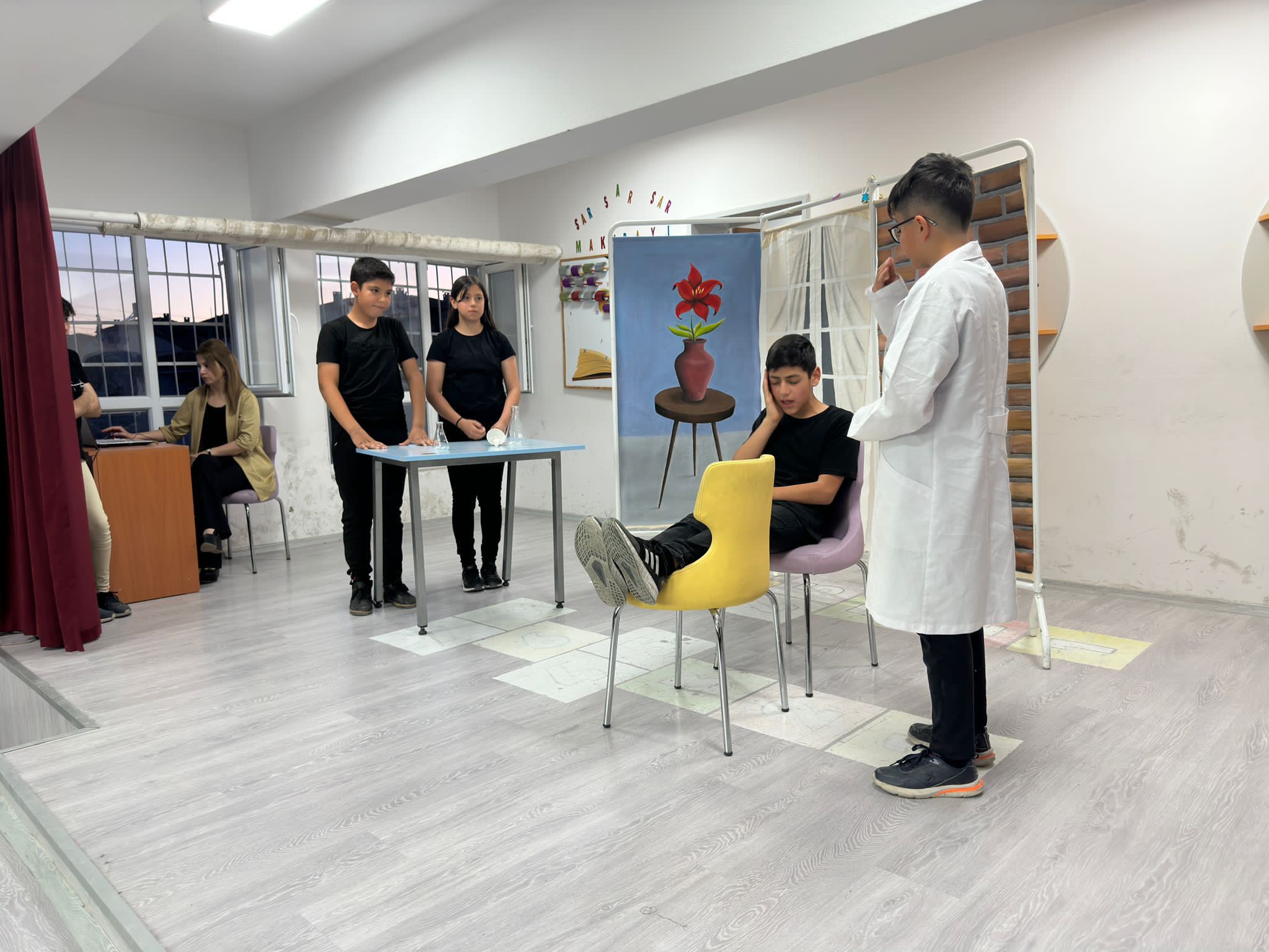 Ögrencilerimizle Bilim ve İnsan Konulu tiyatroyu izledik 9 20775805521686078726