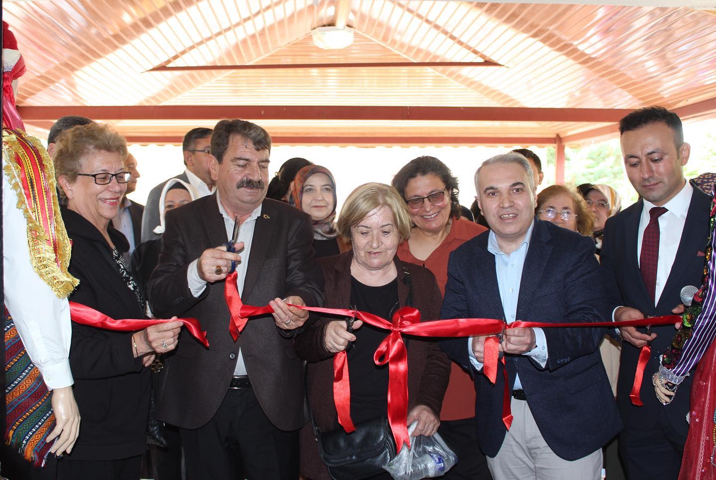 HALK EĞİTİM MERKEZİ YIL SONU SERGİSİNİN AÇILIŞINI GERÇEKLEŞTİRDİK 1 351318199 232027199570522 7229895530410956124 n