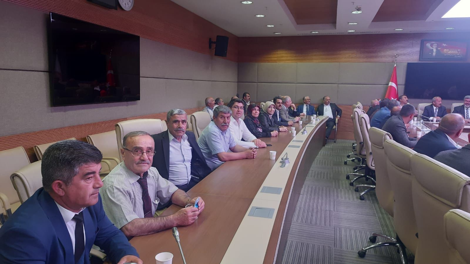 CUMHUR İTTİFAKI OLARAK MERKEZ MAHALLE MUHTARLARIMIZ İLE BİRLİKTE MECLİSTEYİZ 5 3909437511686582720