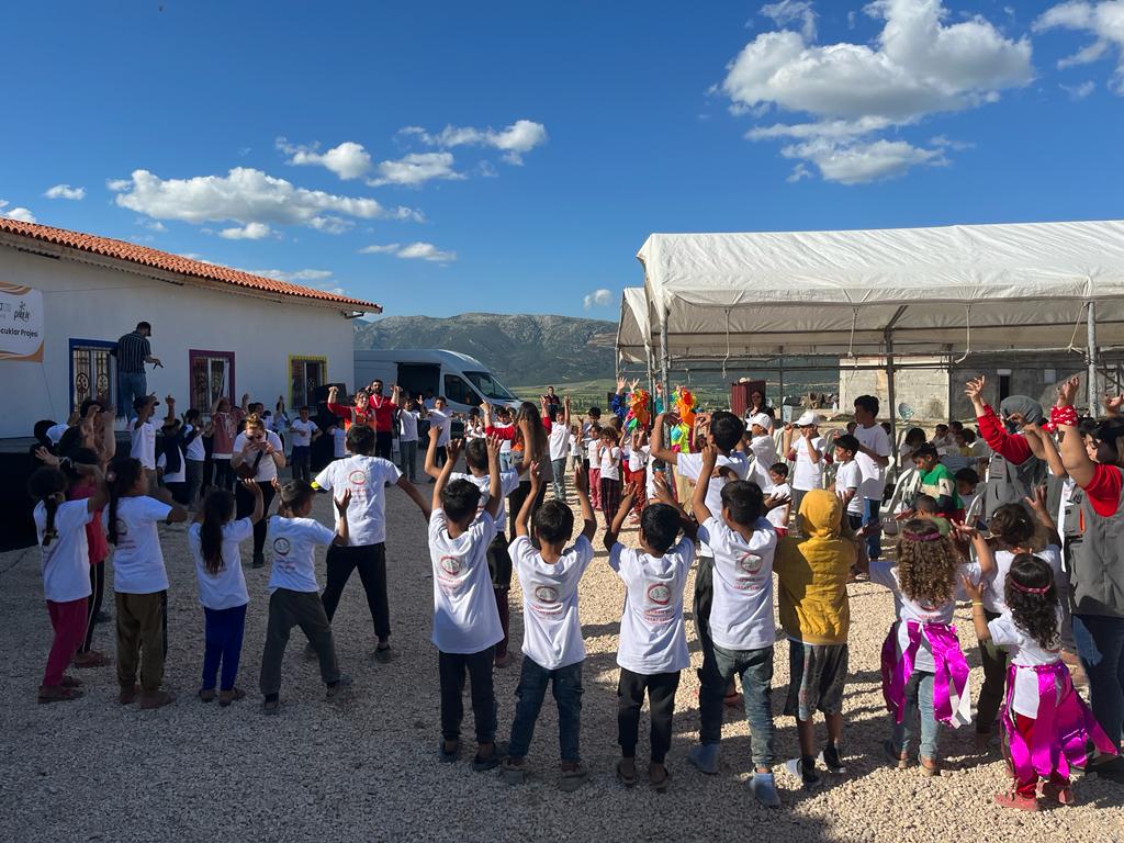 KAYMAKAM DURU GÜLEN ÇOCUKLAR PROJESİ KAPSAMINDA HASAT ŞENLİĞİNE KATILDI 2 IMG 20230607 WA0084