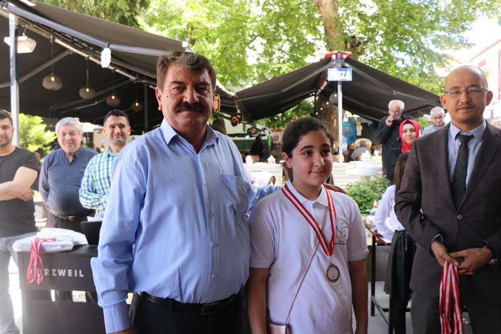 BELEDİYE BAŞKANIMIZ NİHAT SARI, BİLSEM RESİM SERGİSİN AÇILIŞINI GERÇEKLEŞTİRDİ 3 Sergi meydan 2