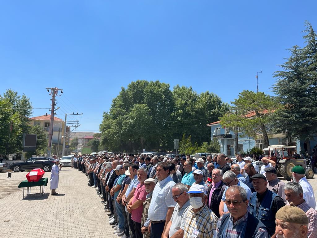 KAYMAKAM DURU EMEKLİ ASTSUBAY’IN CENAZE TÖRENİNE KATILDI 7 11161930521691069502