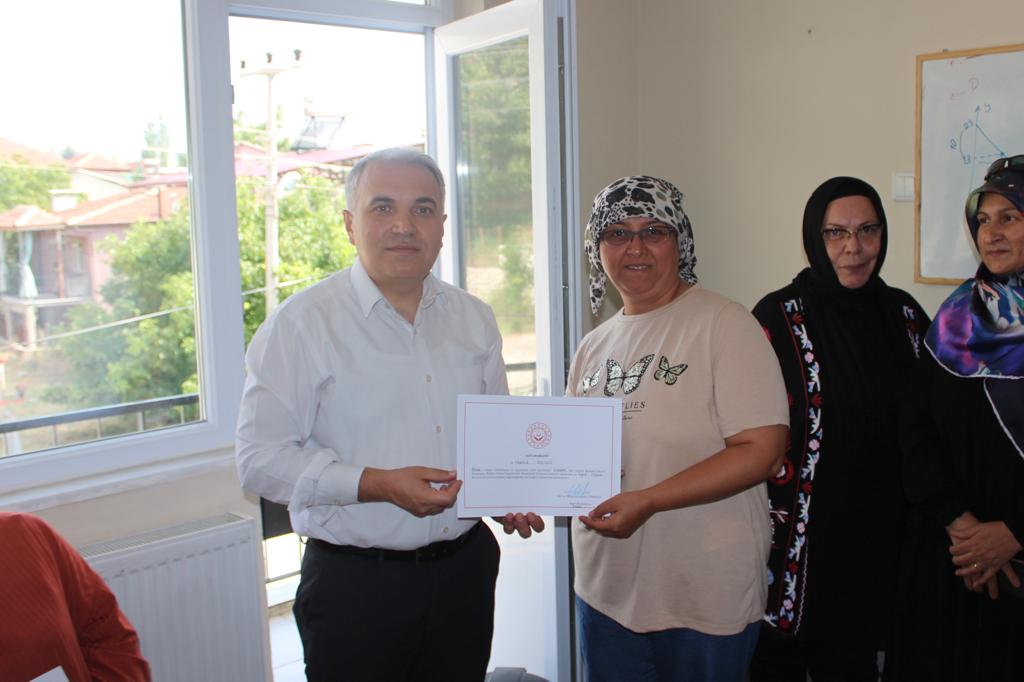 İlçe Kaymakamımız Kemal Duru SODAM Kursiyerlerine Sertifikalarını Takdim Etti 3 12130450361693232538