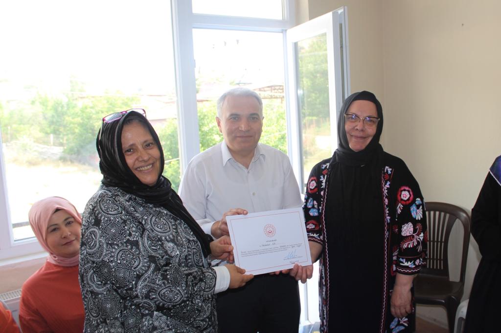 İlçe Kaymakamımız Kemal Duru SODAM Kursiyerlerine Sertifikalarını Takdim Etti 5 13838350461693232538