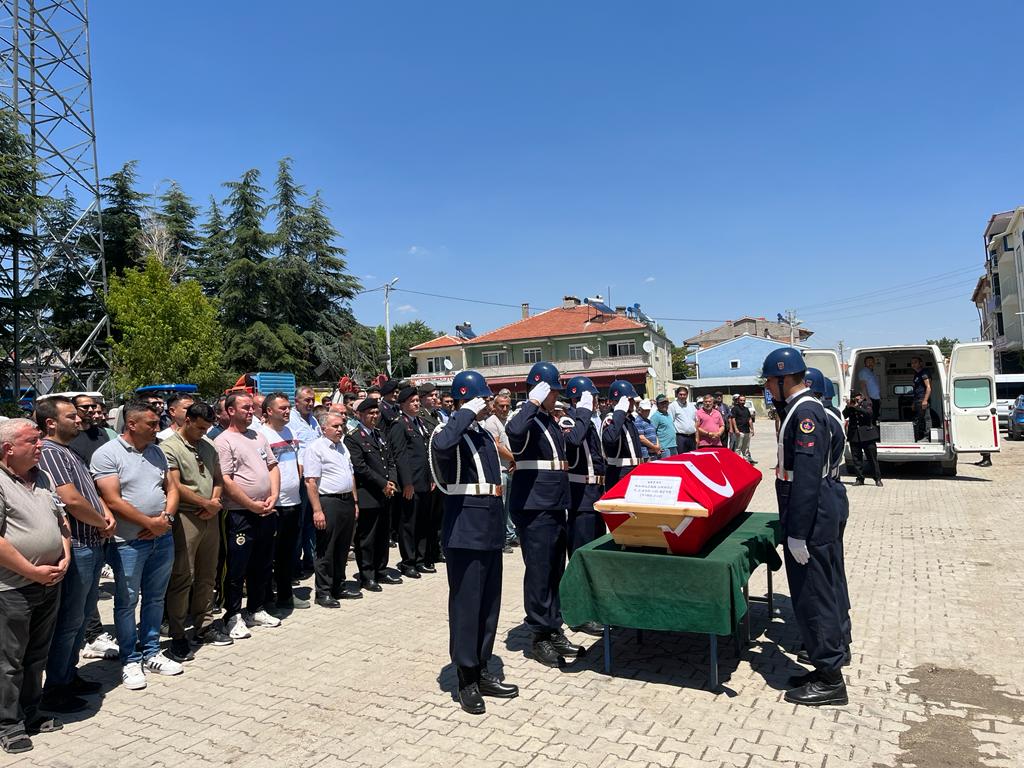 KAYMAKAM DURU EMEKLİ ASTSUBAY’IN CENAZE TÖRENİNE KATILDI 5 15679892221691069502