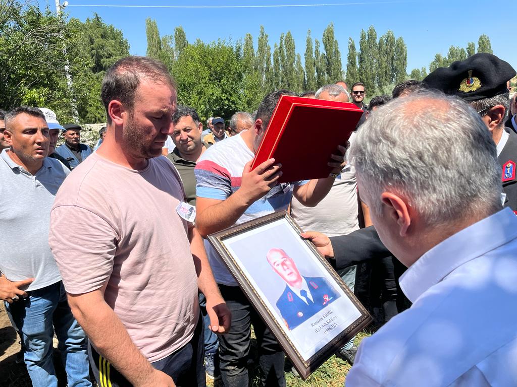 KAYMAKAM DURU EMEKLİ ASTSUBAY’IN CENAZE TÖRENİNE KATILDI