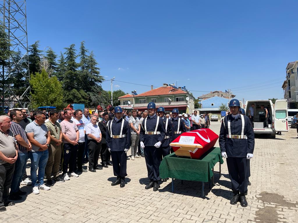 KAYMAKAM DURU EMEKLİ ASTSUBAY’IN CENAZE TÖRENİNE KATILDI 3 17720136381691069502