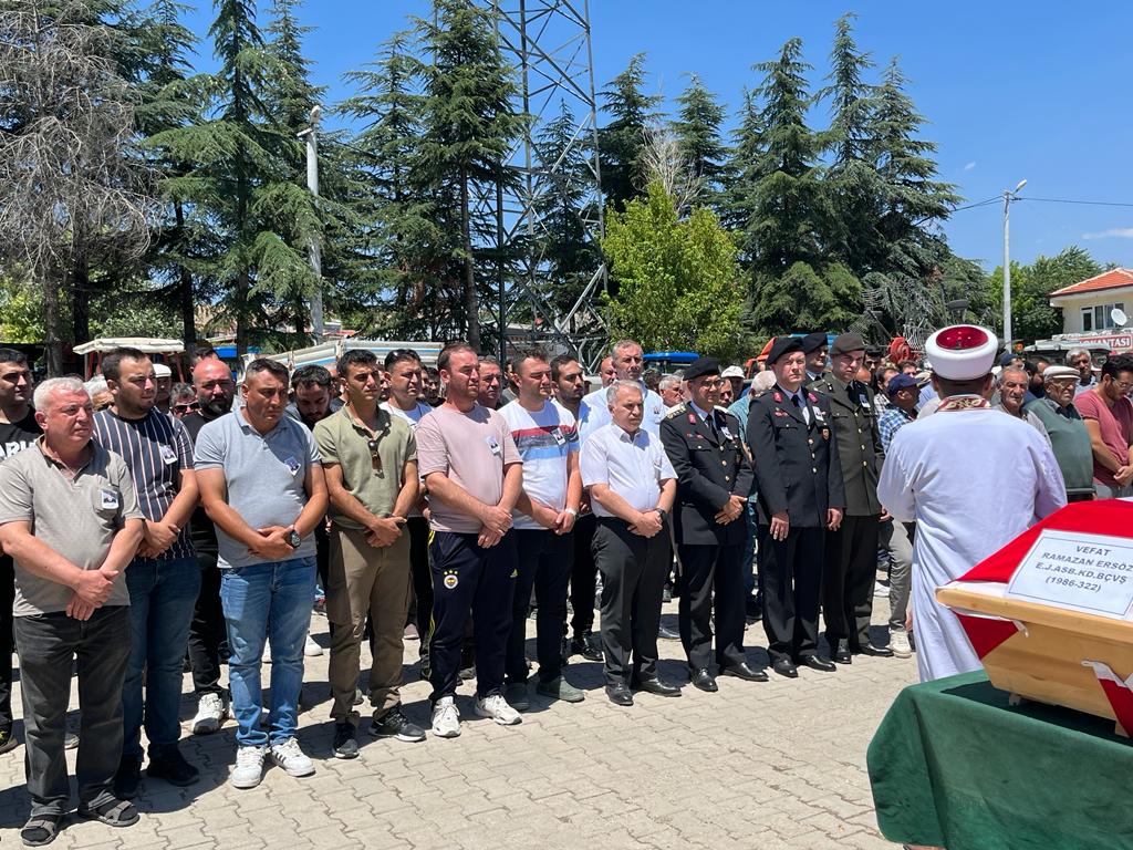 KAYMAKAM DURU EMEKLİ ASTSUBAY’IN CENAZE TÖRENİNE KATILDI 2 1859539031691069502