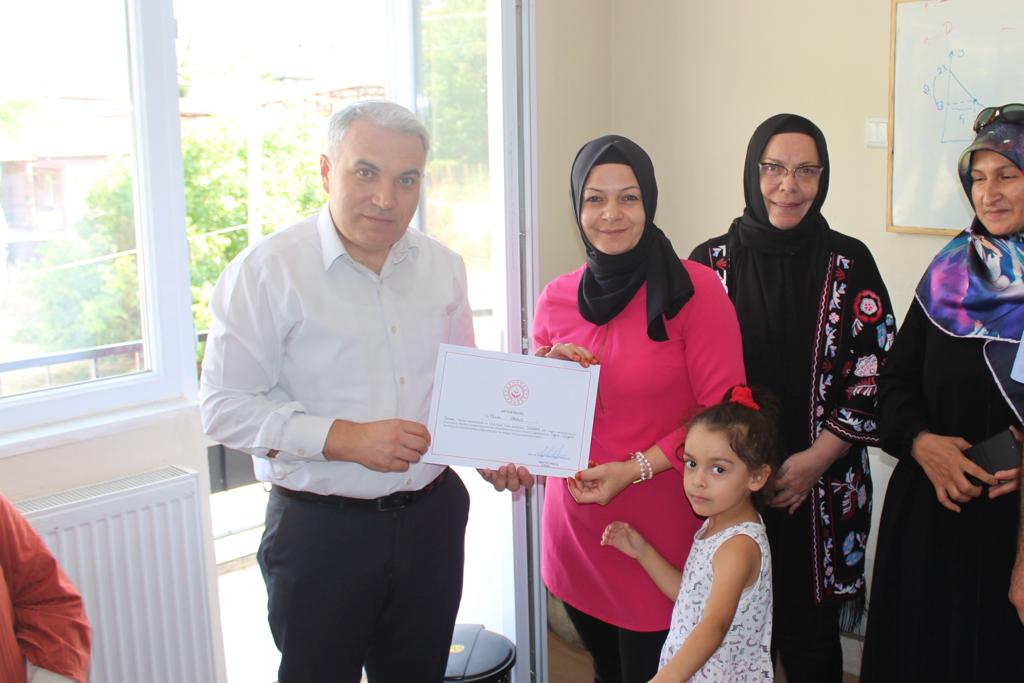 İlçe Kaymakamımız Kemal Duru SODAM Kursiyerlerine Sertifikalarını Takdim Etti 7 6910101011693232538