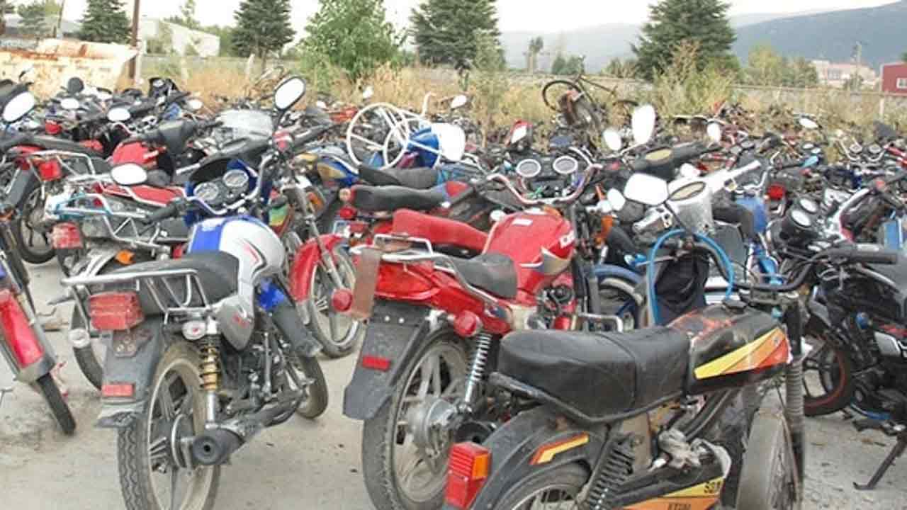 PLAKASIZ VE GÜRÜLTÜ YAPAN MOTOSİKLETLER RAHATSIZLIK VERİYOR