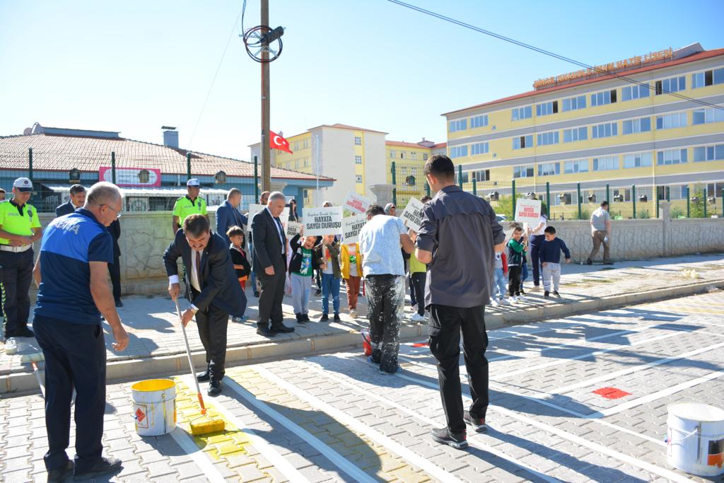 YAYALARA ÖNCELİK DURUŞU, HAYATA SAYGI DURUŞU ETKİNLİĞİ GERÇEKLEŞTİRDİ 4 15315004891694607748