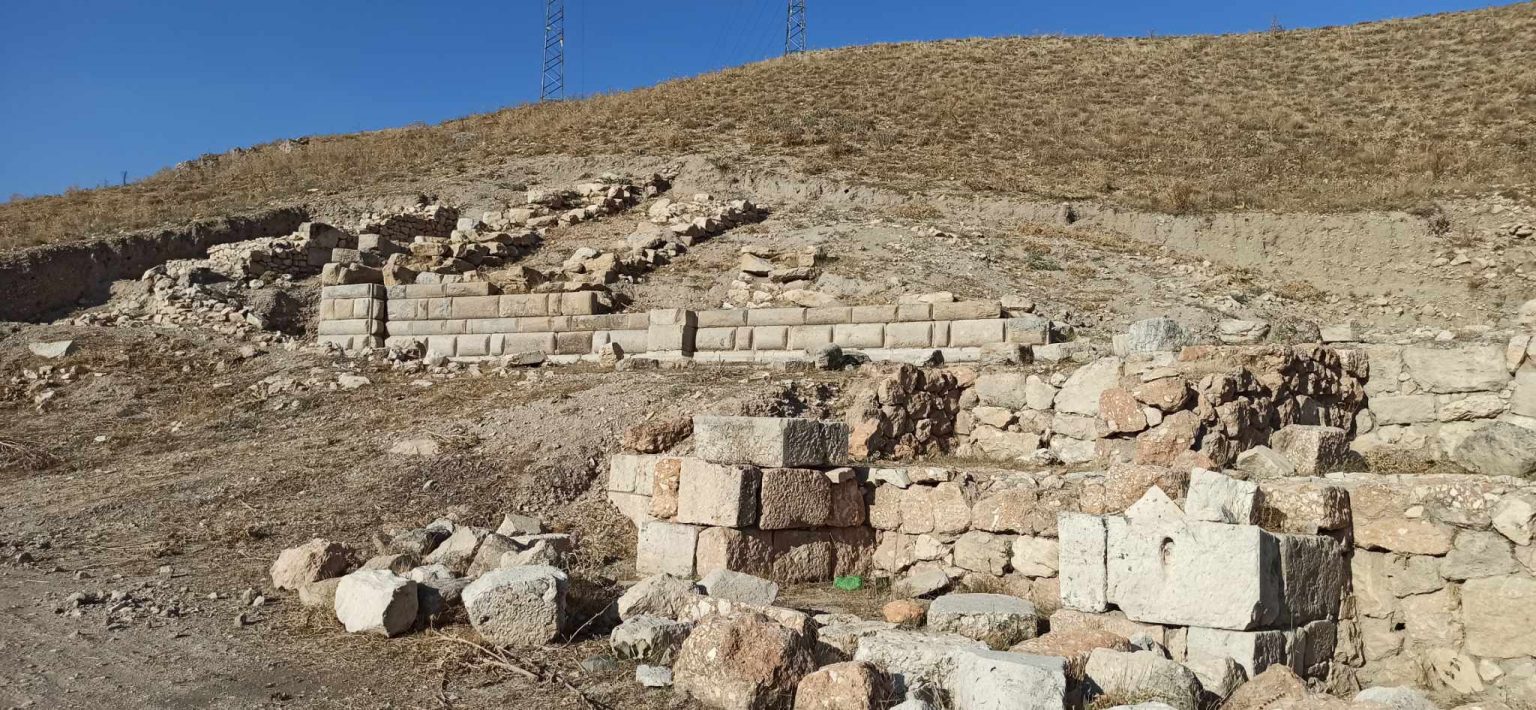 APAMEİA ANTİK KENTİNDE KAZI ÇALIŞMALARI BAŞLADI 3 376437530 1398946620658829 7518071191169605852 n 1536x710 1