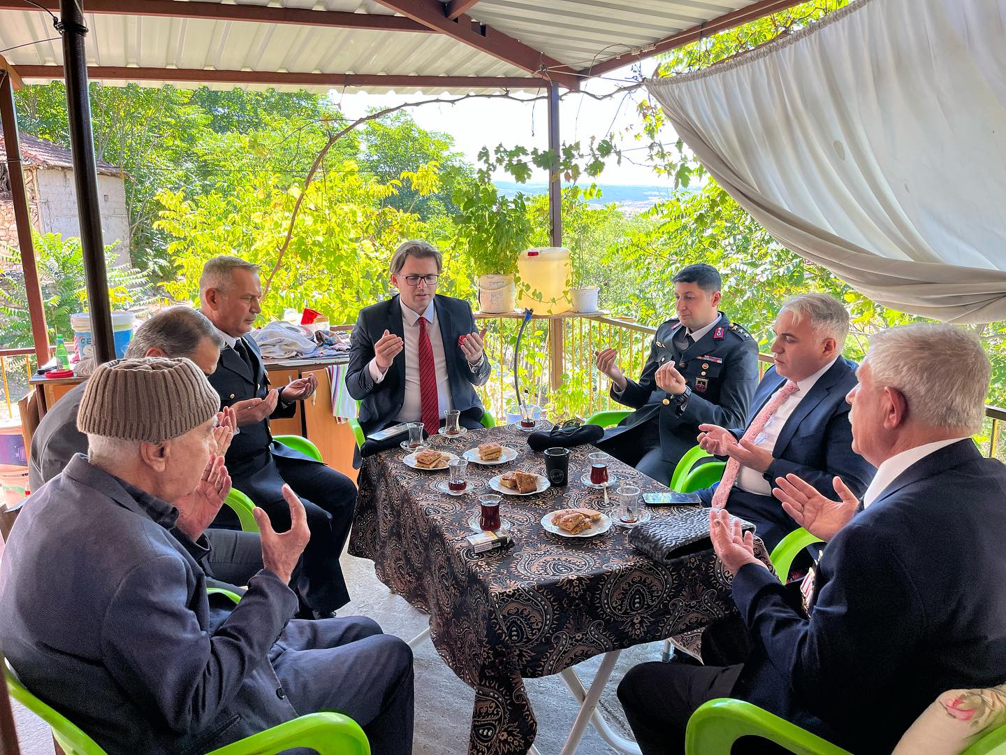 KAYMAKAM DURU GAZİMİZİ EVİNDE ZİYARET ETT 3 Kaymakam 2