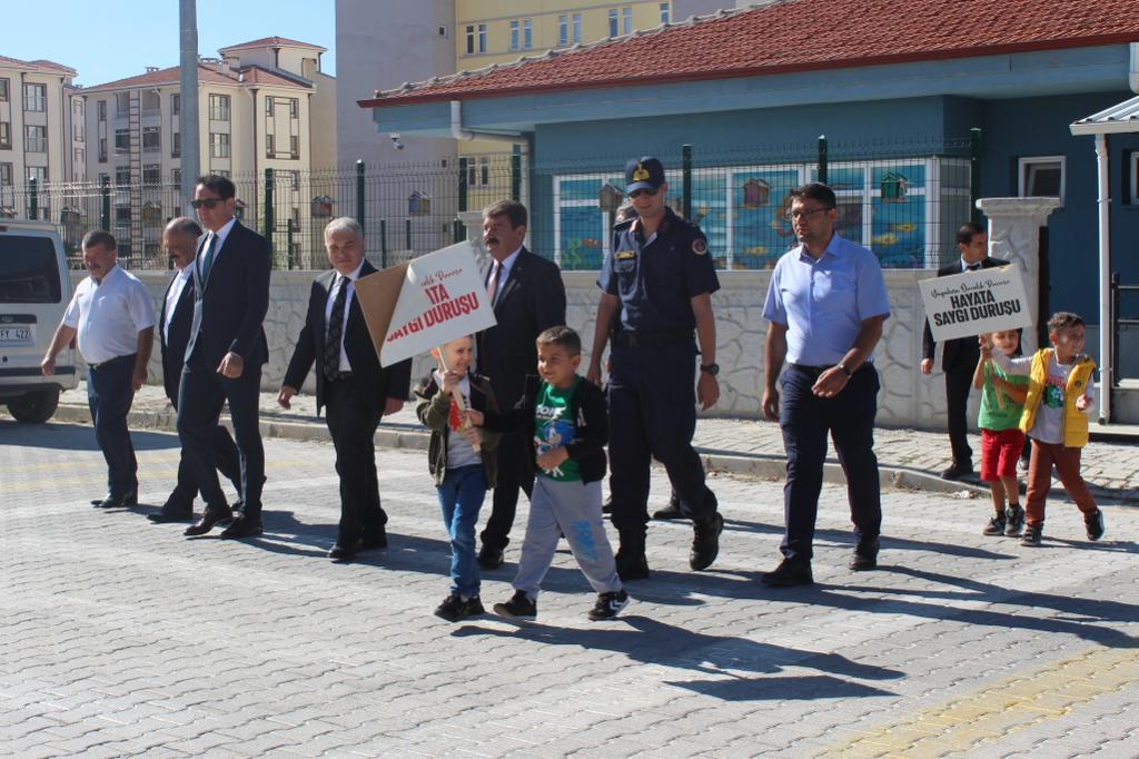 YAYALARA ÖNCELİK DURUŞU, HAYATA SAYGI DURUŞU ETKİNLİĞİ GERÇEKLEŞTİRDİ 2 Trafik 2