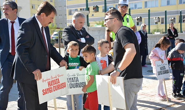 YAYALARA ÖNCELİK DURUŞU, HAYATA SAYGI DURUŞU ETKİNLİĞİ GERÇEKLEŞTİRDİ 6 yayalara oncelik durusu etkinligimizi gerceklestirdik 3154