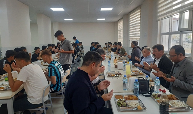 BELEDİYE BAŞKANIMIZ ÖĞRENCİLERİMİZLE BİR ARADA 