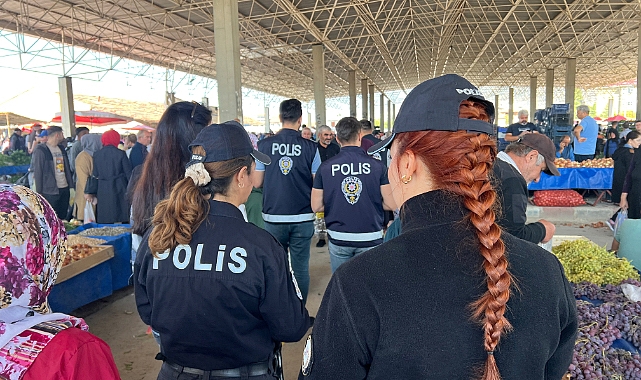 Dinar Emniyeti Salı Pazar Yerinde Buroşür Dağıttı 