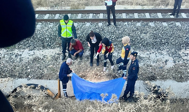 Dinar Tugaylı Köyü Mevkiinde Tren ile Traktör Çarpıştı