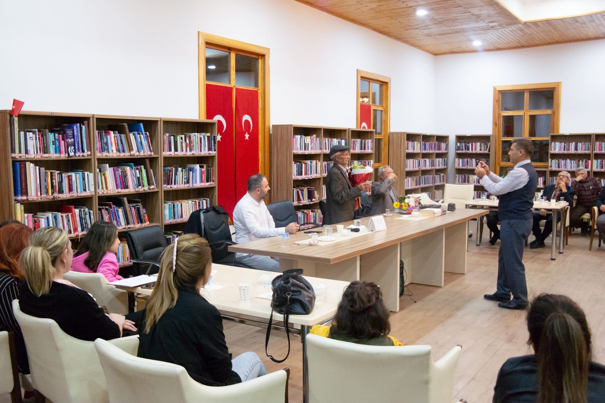 HALK ŞAİRİ SÜLEYMAN UYSAL ÖĞRENCİLERLE TANIŞTI 6 398131479 812132454251297 781312504041988048 n Kopya