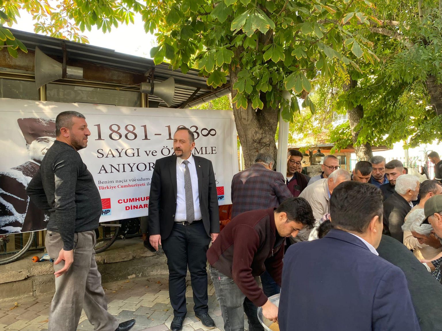 CHP ATATÜRK İÇİN HELVA DÖKTÜRDÜ