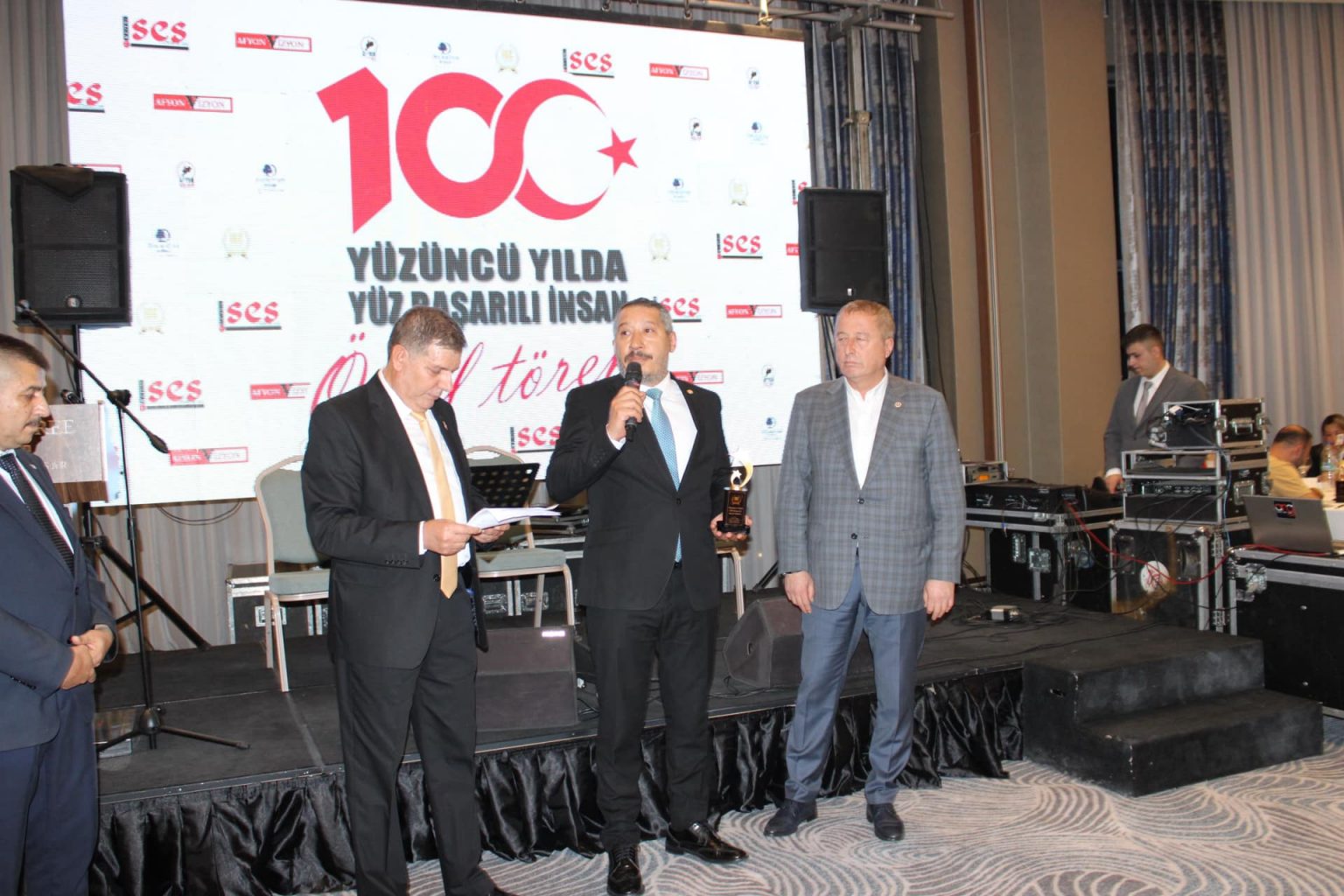 BAŞKAN VEYSEL TOPÇU 100 BAŞARILI İNSAN ÖDÜLÜNÜ ALDI 3 399907356 10161227061399100 2215198025475049675 n 1536x1024 1