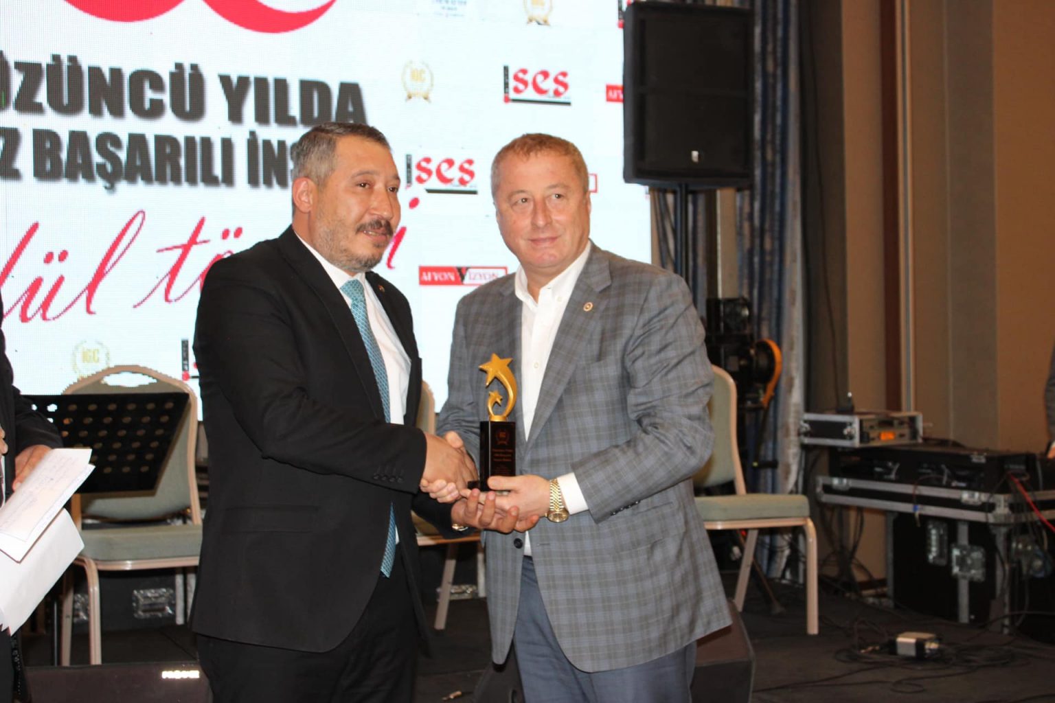 BAŞKAN VEYSEL TOPÇU 100 BAŞARILI İNSAN ÖDÜLÜNÜ ALDI